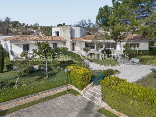 Mougins propriété de prestige avec piscine, tennis et grand terrain paysager