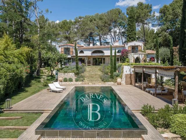 MOUGINS – PROPRIÉTÉ DE CHARME – ADRESSE RECHERCHÉE