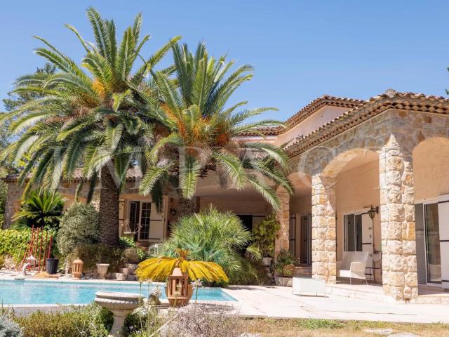 Mougins – Superbe villa provençale avec terrain constructible à vendre