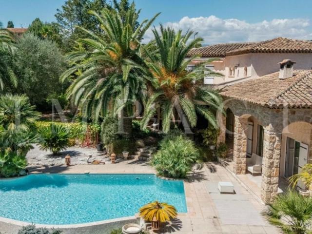 Mougins – Superbe villa provençale avec terrain constructible à vendre
