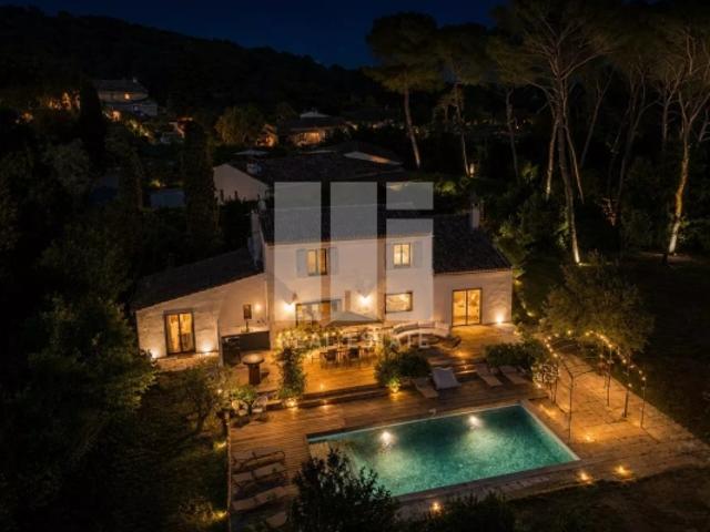 MOUGINS SECTEUR PREMIUM AU CALME ABSOLUE PROCHE MOUGINS SCHOOL VILLA ENTIEREMENT RENOVEE AVEC PISCINE ET POTENTIEL D'AGRANDISSEMENT