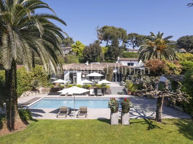 Mougins: Une villa moderne classique dans un domaine recher. 280m² Mougins
