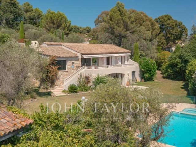 MOUGINS – VUE PANORAMIQUE MER & VILLAGE – PROPRIÉTÉ DE CHARME AVEC MAISON D'INVITÉS ET TENNIS