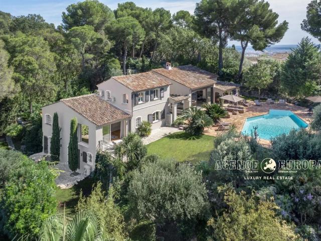 MOUGINS VASTE VILLA MAGNIFIQUEMENT RÉNOVÉE
