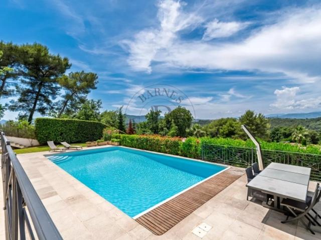 MOUGINS VILLA AVEC VUE DANS DOMAINE SECURISE