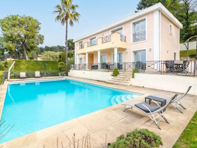 MOUGINS VILLA CALIFORNIENNE