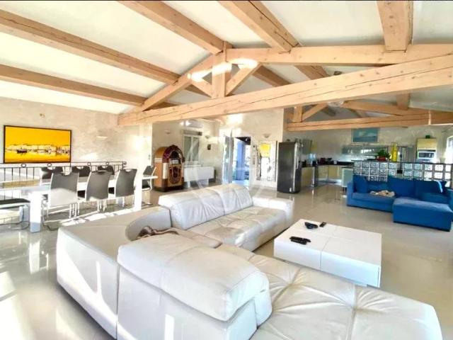 MOUGINS VILLA CONTEMPORAINE