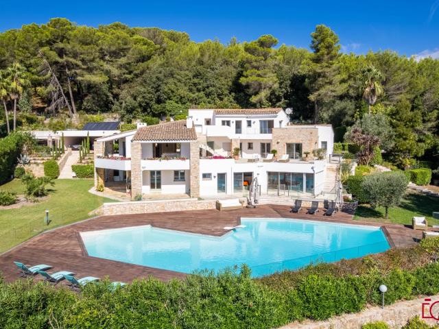 MOUGINS VILLA DANS DOMAINE PRIVE PISCINE ET TENNIS