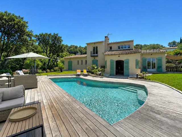 MOUGINS VILLA DE CHARME AU COEUR D'UN DOMAINE PRIVE ET SECURISE