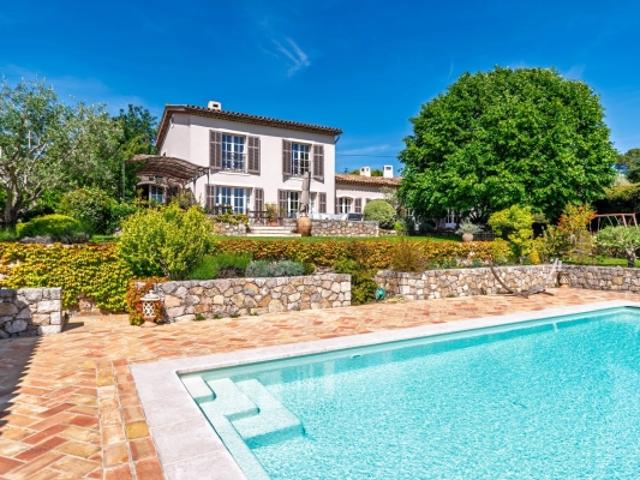 MOUGINS VILLA DE CHARME PISCINE VUE VILLAGE ET APERCU MER