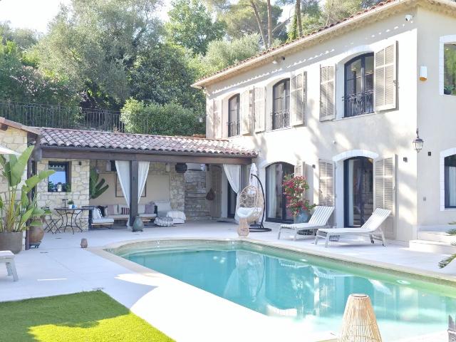 MOUGINS Villa de Charme Rénovée avec 3 Dépendances et Fort Pot