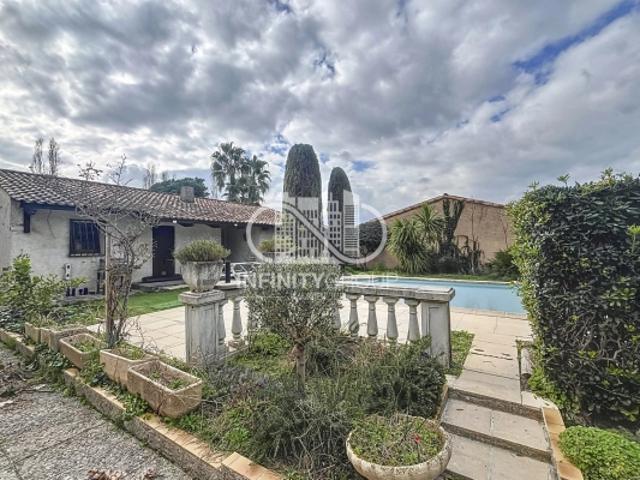 Mougins: Villa de plein pied dans un cadre verdoyant avec piscine