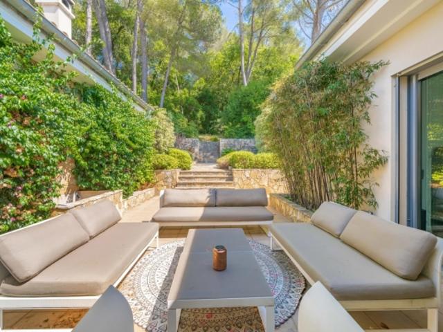 MOUGINS Villa d'exception 408m2 suspendue dans la canopée