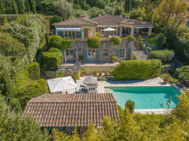 MOUGINS VILLA PROVENCALE A PIED DU VILLAGE
