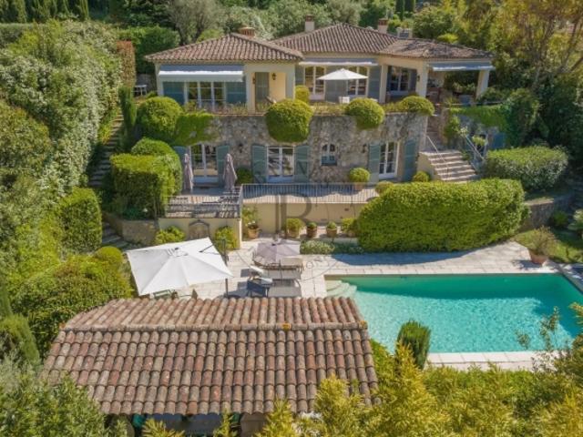 MOUGINS VILLA PROVENCALE A PIED DU VILLAGE