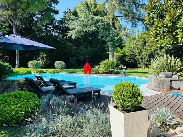 MOUGINS Villa 5P avec piscine et garage