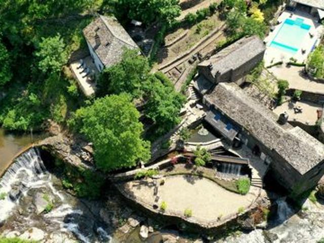 Moulin à eau en fonction avec 2 ha de nature Tarn