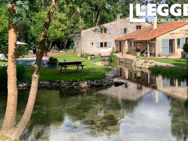 Moulin à eau partiellement rénové, avec une jolie rivière, plus de deux hectares de terrain et gîte attenant