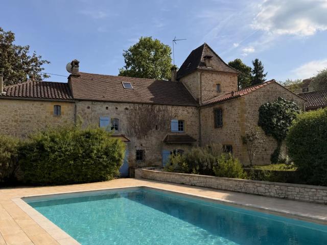 Moulin du XVIIe siècle avec piscine, chambres d’hôtes et dép. 230m² Groléjac