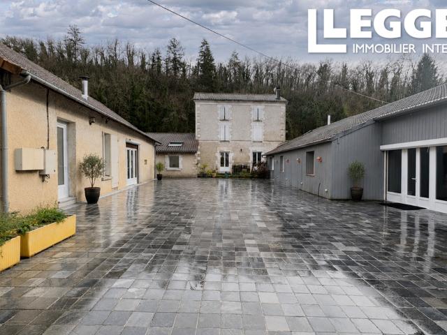 Moulin. Situé en centre ville. Maison de 6 chambres, 4 gîtes et une chambre d'hôtes de 4 chambres