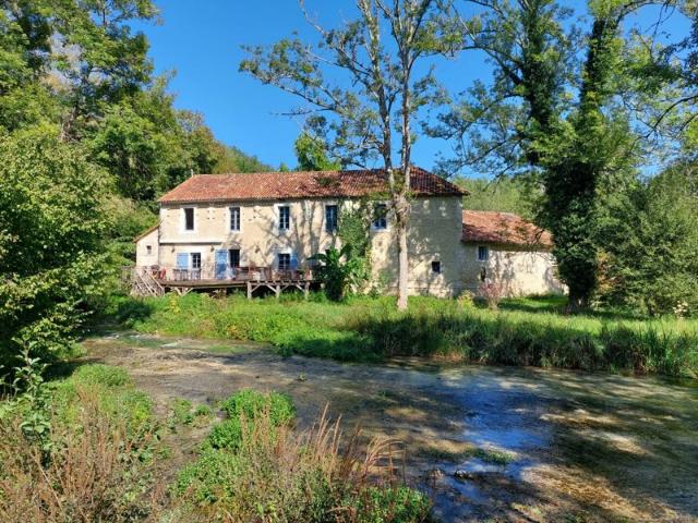 Moulin sur 2,4 ha avec piscine, tennis.