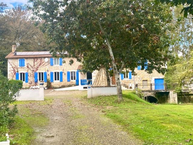 Moulin rénové plein de charme de 400M2 DPE C dans un cadre unique pour organiser de l'évènementiel avec plusieurs gîtes à GAMARDE LES BAINS