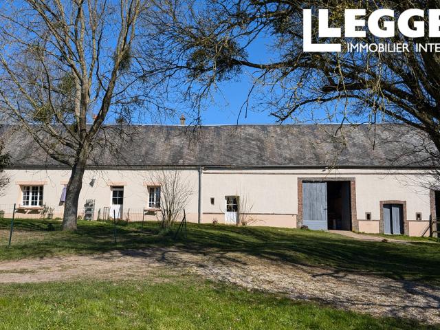 Moulins la Marche belle maison en pierre entierement renovée, grange avec boxes, 4H de terrain avec vues.