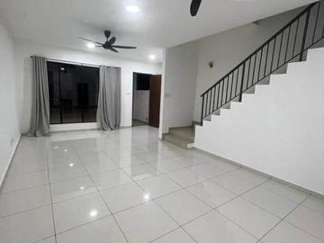 Mount Austin 2 Storey House Crest Austin Renovated Partial Furnish GG