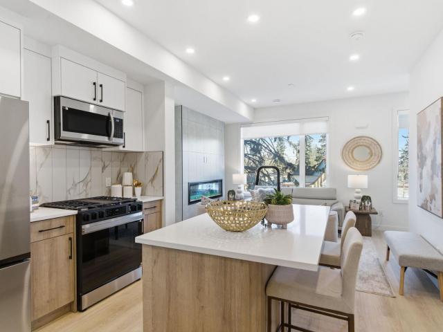 Mount Pleasant Townhomes @ Confederation Park Building B Unit 4: 2 bed 2 bath + Den no free rent [object Promise] for Rent