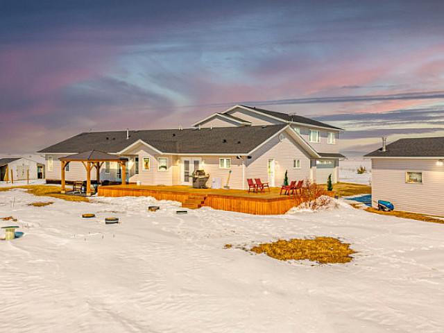 Mountain Views, Shop, Main Floor Master,  30 Minutes To Calgary!