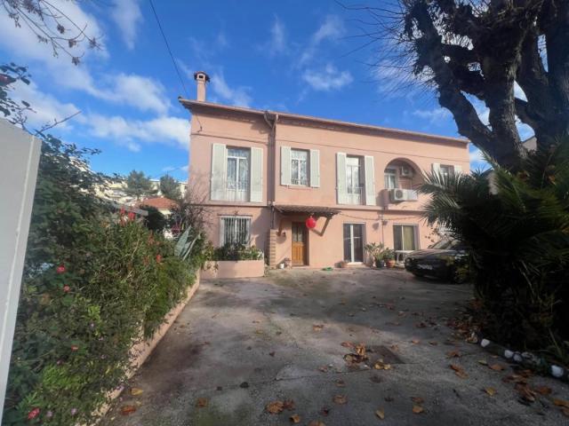 MOURILLON Vaste villa de 4 appartements