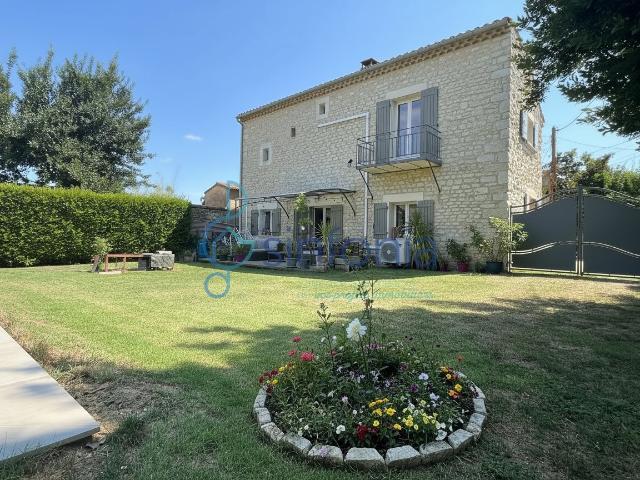 Moussac, maison en pierre au coeur du village avec piscine proche Uzes