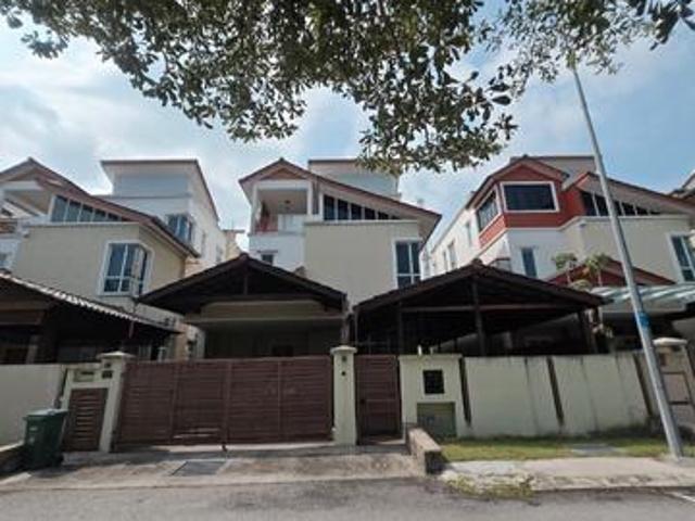 MOVE iN CONDiTiON RENOVATED Casa Villa 3 Storey Bungalow Shah Alam