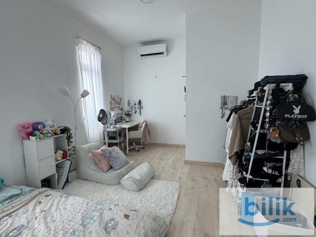 Move in immediately parkhill residence master bedroom for rent *girls only