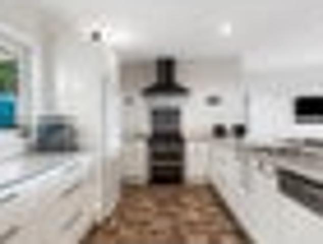 MOVE IN READY MODERN BEACH HOUSE