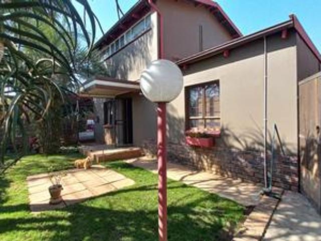 move in ready family home with flatl.
