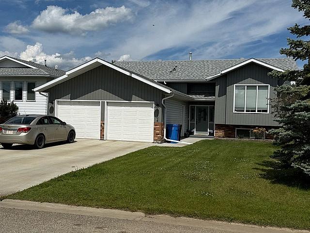 Move in Ready Family Home With Large Yard & Double Garage
