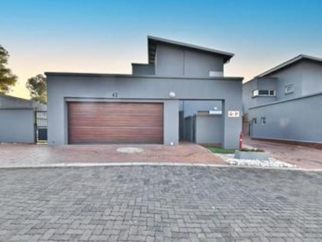 move in ready luxury living in pine.