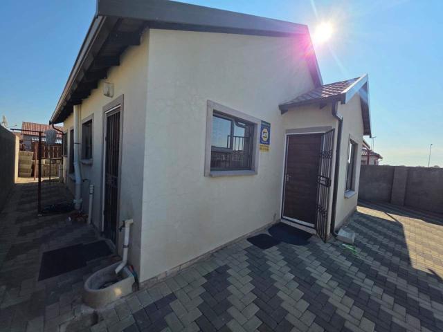 Move In Ready Perfection in a Tranquil Neighbourhood!