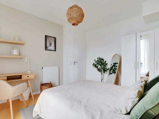 Move into this 11 m² minimalist room in a coliving space in Paris PA102