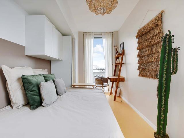 Move into this bright 9 m² room on the top floor of a Parisian duplex in coliving PA105