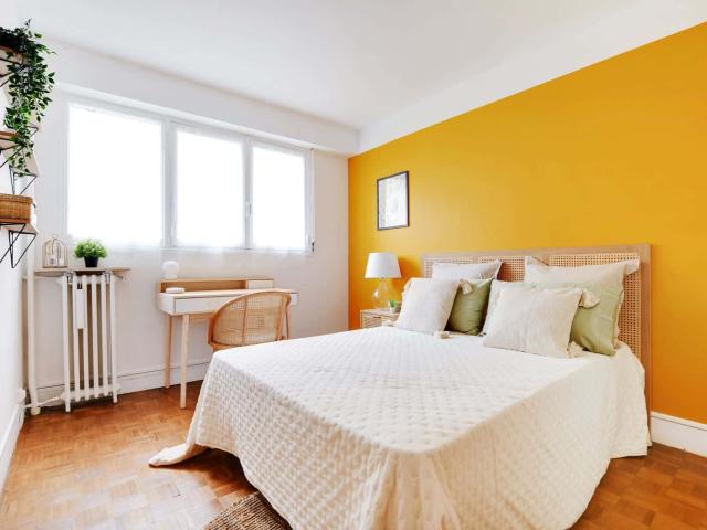 Move into this bright room in Paris PA113