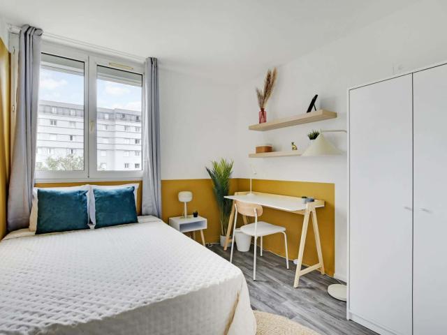 Move into this room of 10 m² for coliving rent near Paris