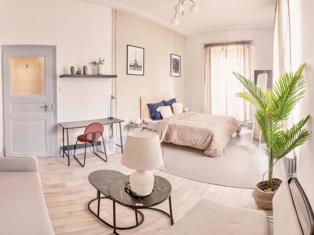 Move into this spacious 18 m² coliving room in the city center of Strasbourg ST87