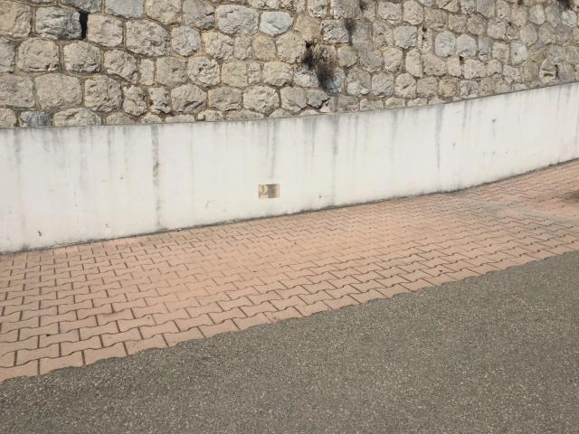Moyenne corniche, emplacement de stationnement extérieur