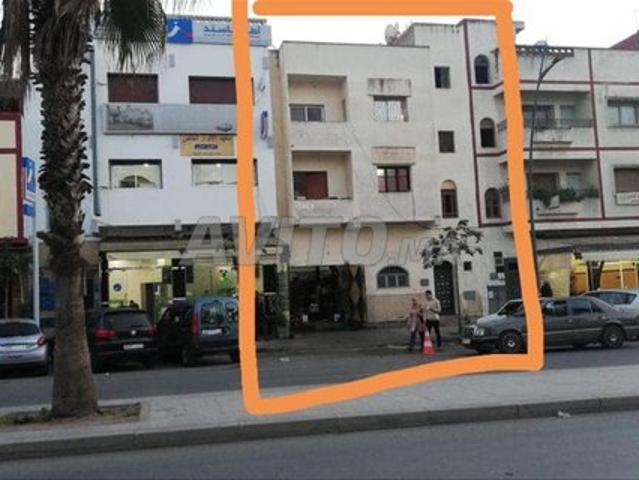 منزل تجاري سفلي و كراج زائد طابقين على شارع رئيسي
