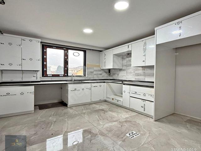 MS'DEN CADDE ÜSTÜNDE GENİŞ KULLANIMI İLE ÇİFT BALKONLU 2+1 DAİRE