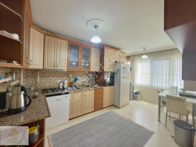 Msgden Efelerde Cadde Üzeri Genç Binada 3+1 140 M2 Ara Kat Daire