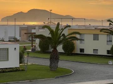 Mplia casa de playa en venta con vista al mar en playa gaviotas asia