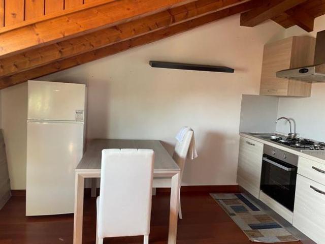 mrz630 mansarda bilocale arredata con posto auto, solo 630 € tutte le bolletta incluse